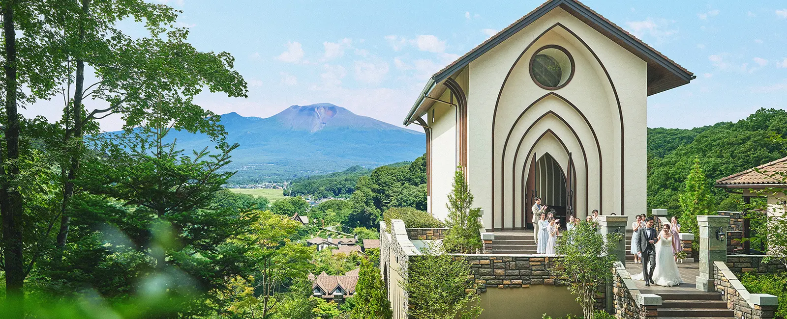 ウェディング　丘の上から浅間山と湖を望む絶好のロケーション。大自然に包まれた、この場所で叶う上質なリゾートウエディング